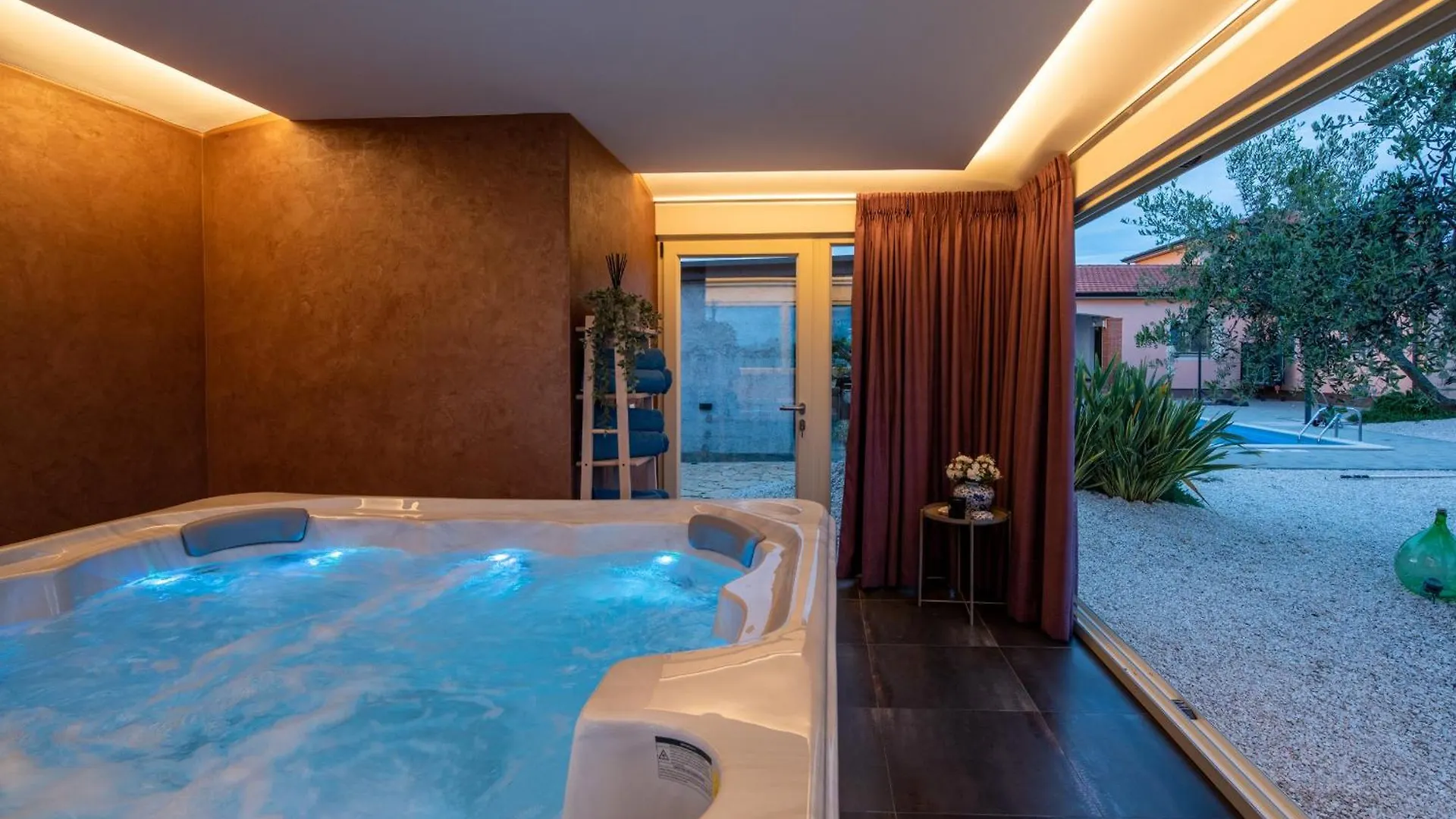Beautiful Villa Sveta Anna With Jacuzzi In Tinjan